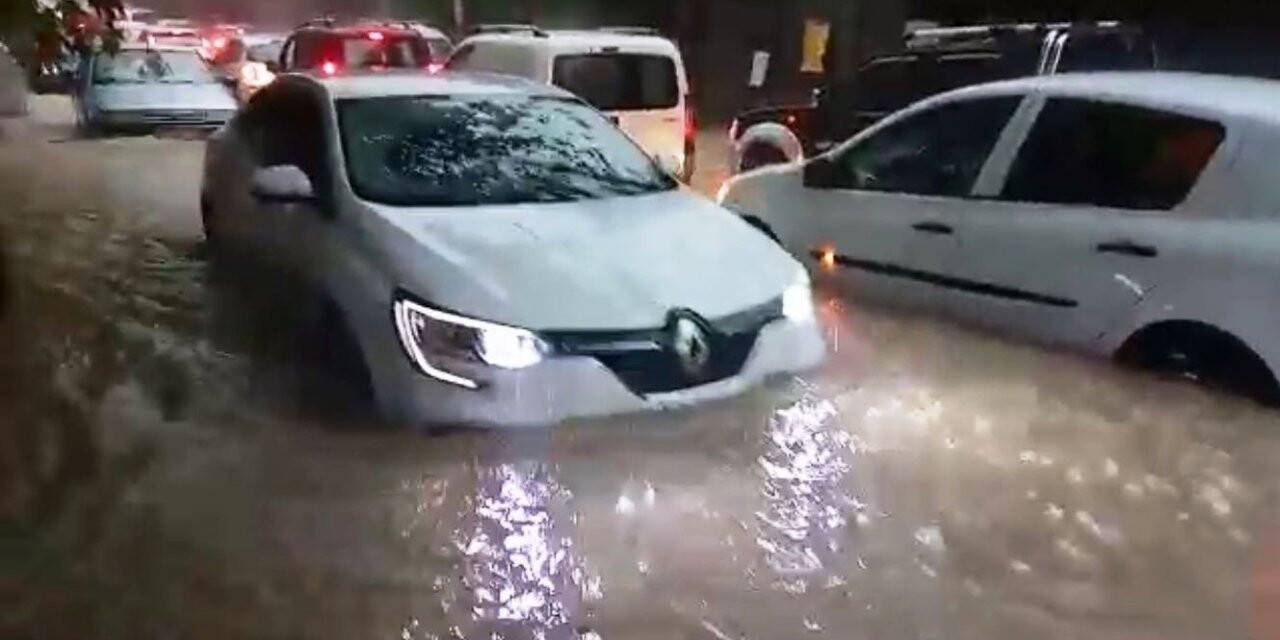 İzmir’i sağanak vurdu: Urla’da sokaklar göle döndü