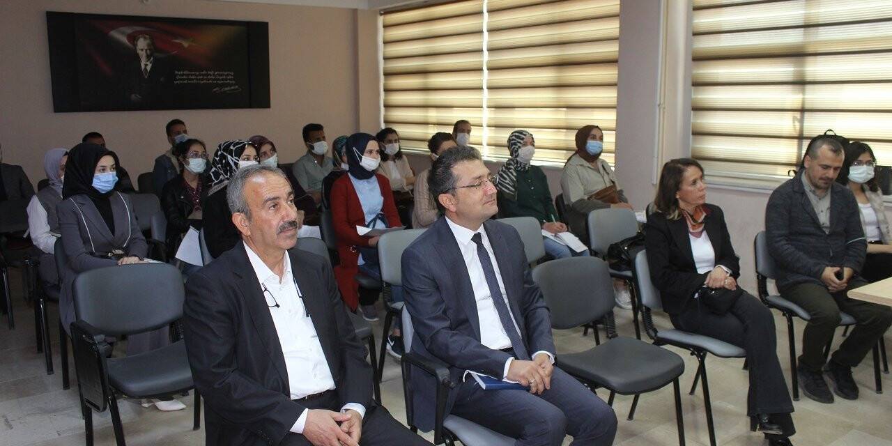 Karapınar Yeşilay Şubesi, Bağımlılıkla Mücadele konulu bilgilendirme toplantısı yaptı