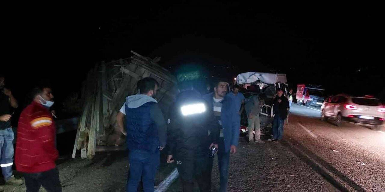 Giresun’da minibüs ile traktör çarpıştı: 3 yaralı