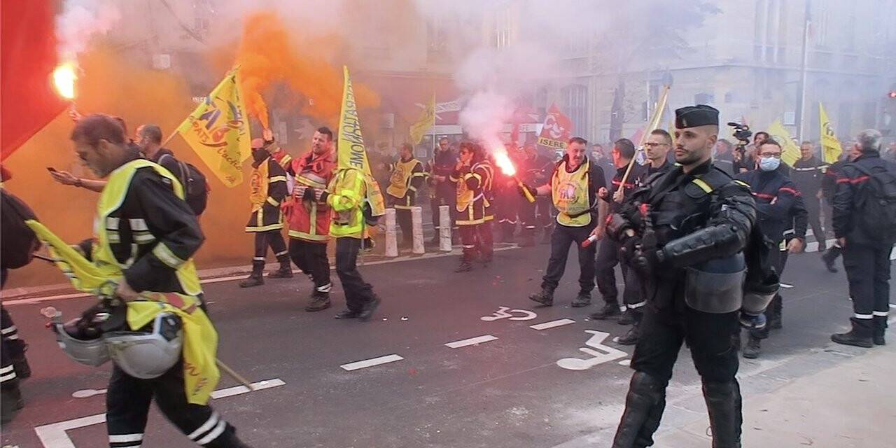 Paris’te yüzlerce öfkeli itfaiyeciden, ses ve sis bombalı protesto gösterisi