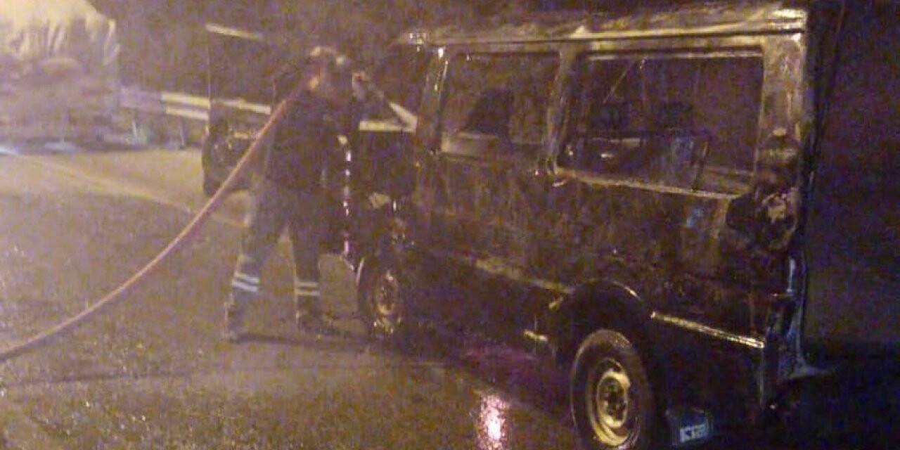Kamyonete çarpan minibüs küle döndü