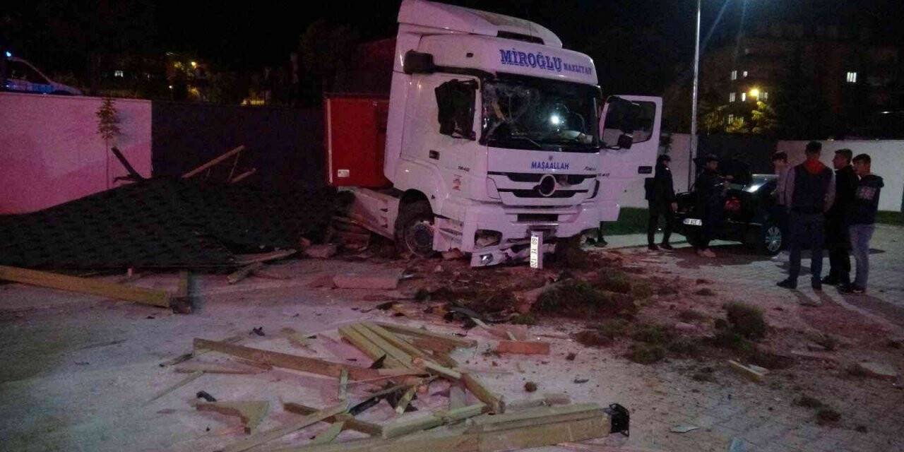 Tır spor salonu bahçesine uçtu, gençler ölümden döndü