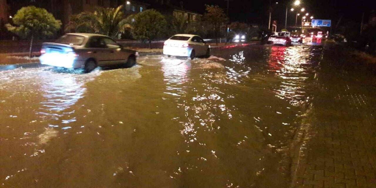 Söke’de sağnak yağmur sonrası sel meydana geldi