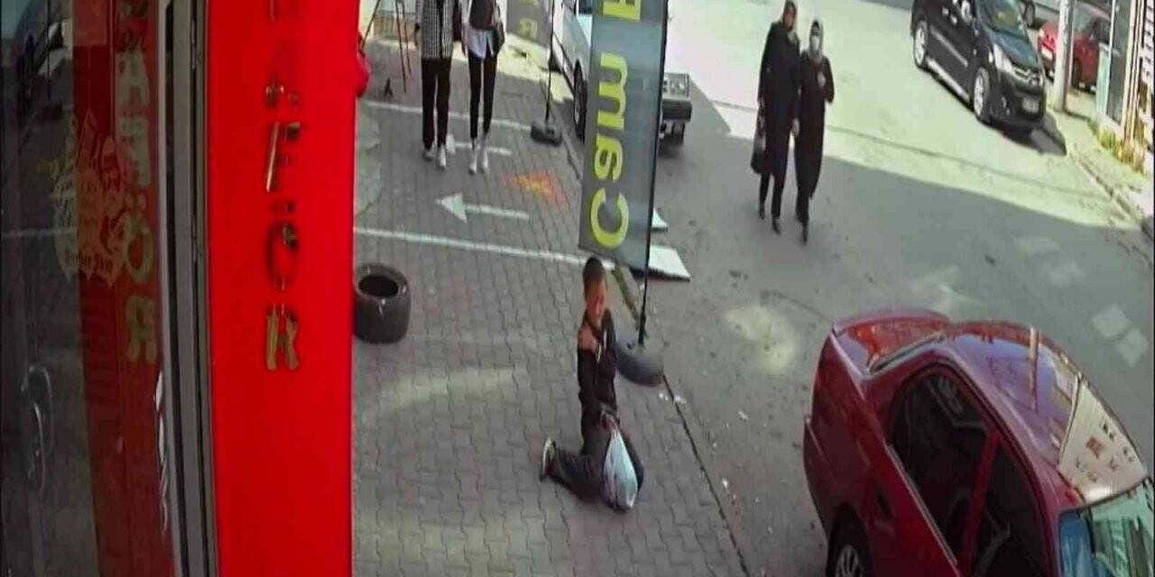 Çocuğa telefon dayağı güvenlik kamerasında