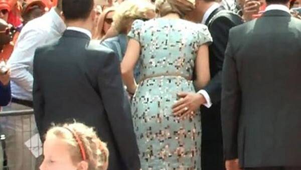 Kameralar önünde Hollanda Kraliçesi'nin poposuna dokundu