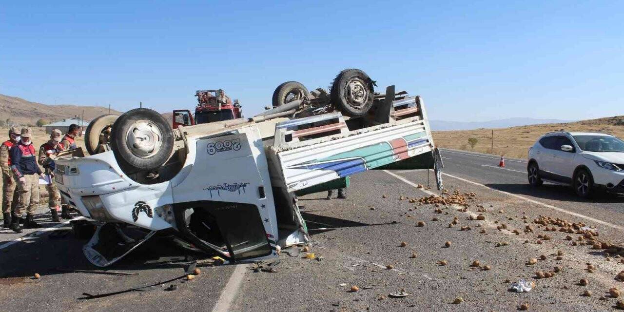 Lastiği patlayan kamyonet takla attı: 2 yaralı