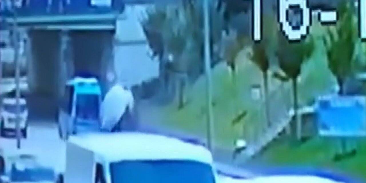 Çekmeköy’de ticari aracın kaldırımdaki 3 kişiye çarpma anı kamerada