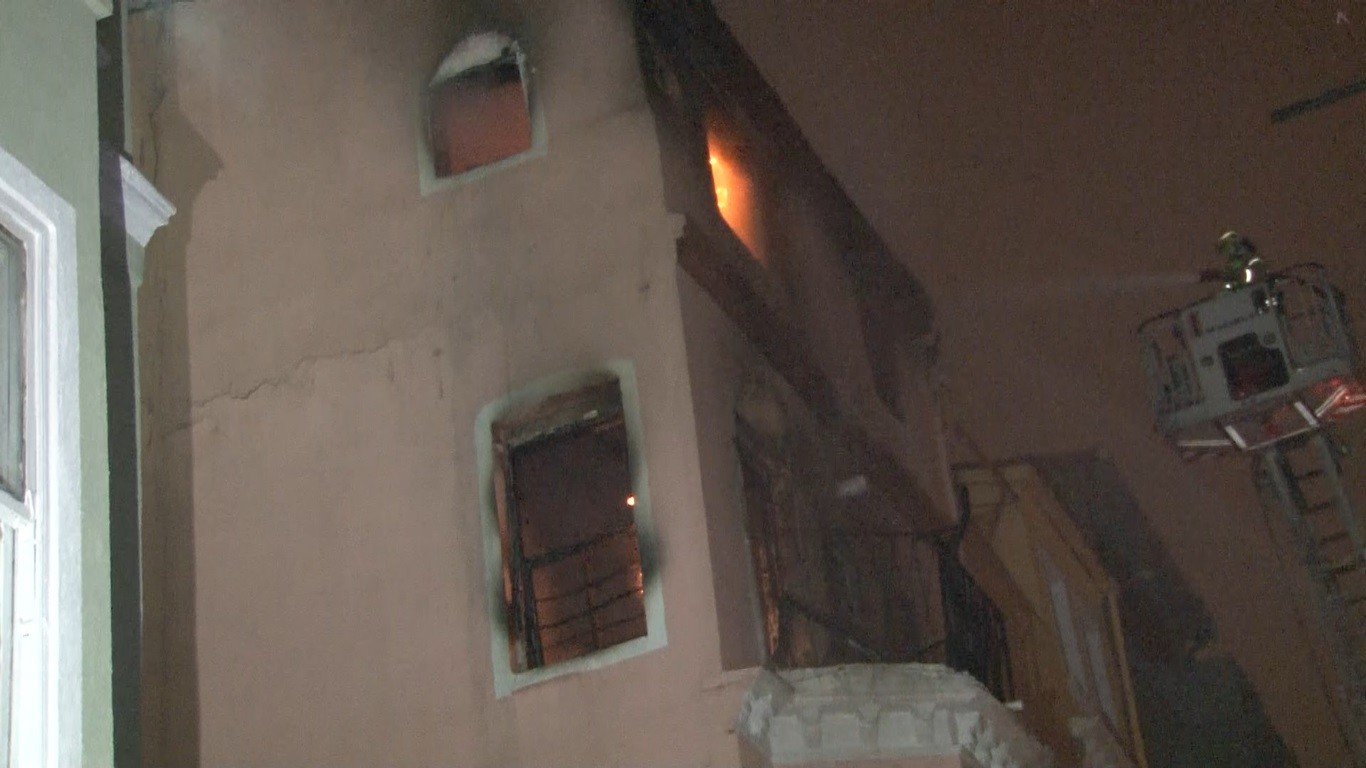 4 katlı bina alev alev yandı