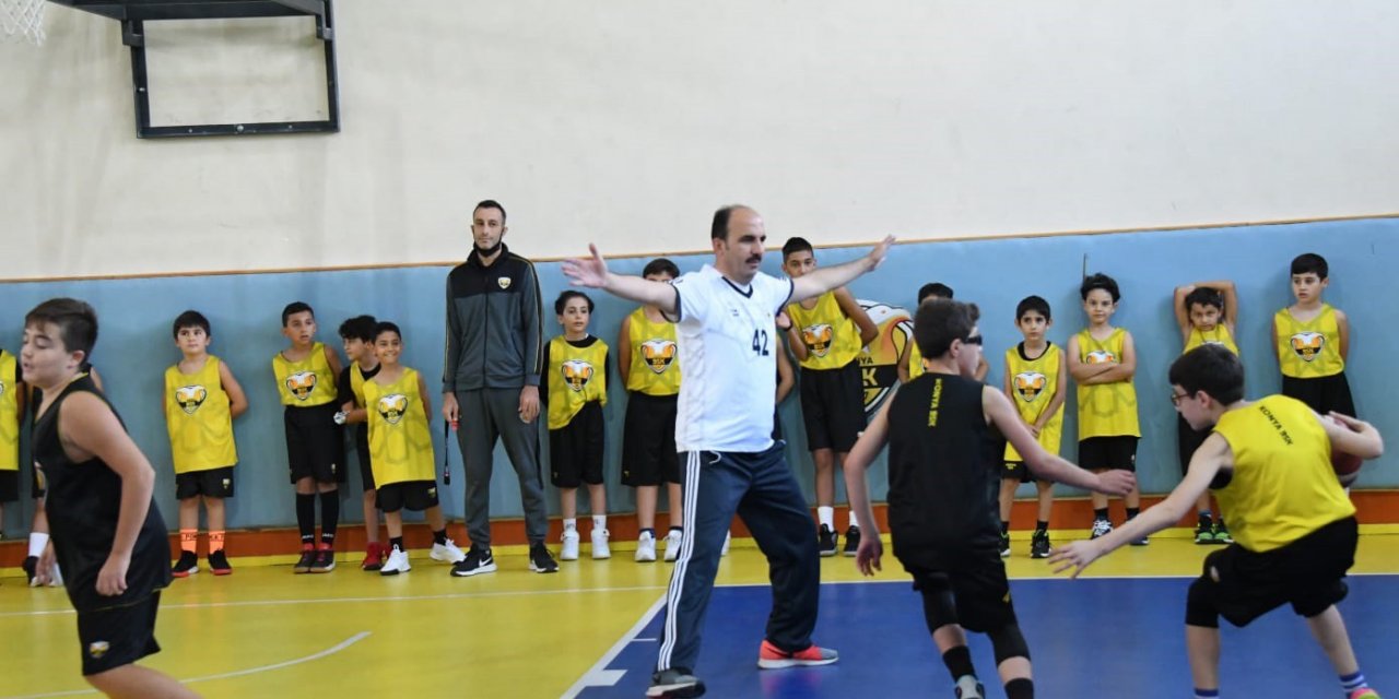 Başkan Altay Büyükşehir Belediyesporlu genç basketbolcularla buluştu
