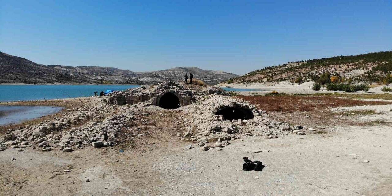 Sular çekilince ortaya çıkan Altınapa Hanı bütün olumsuzluklara rağmen ayakta