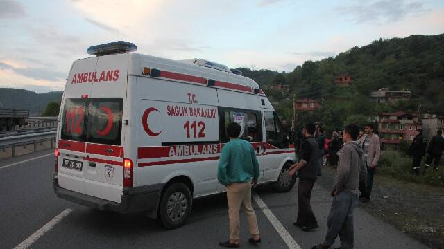 Otomobil Tarlaya Uçtu: 4 Yaralı