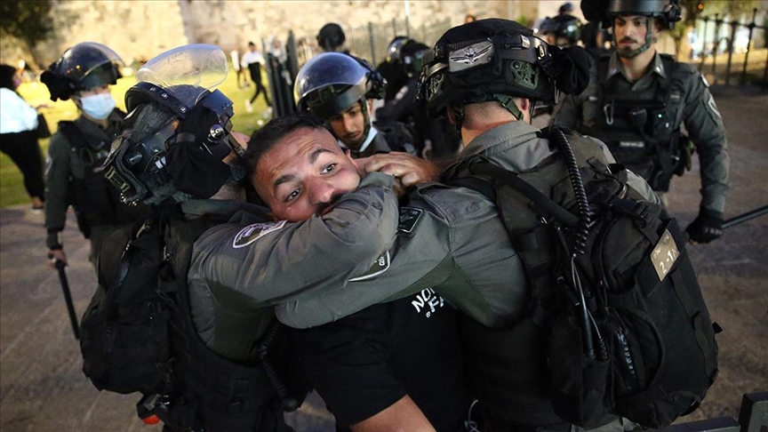İsrail güçleri Kudüs'te bazı Filistinlileri darbetti, 2 gazeteciyi gözaltına aldı