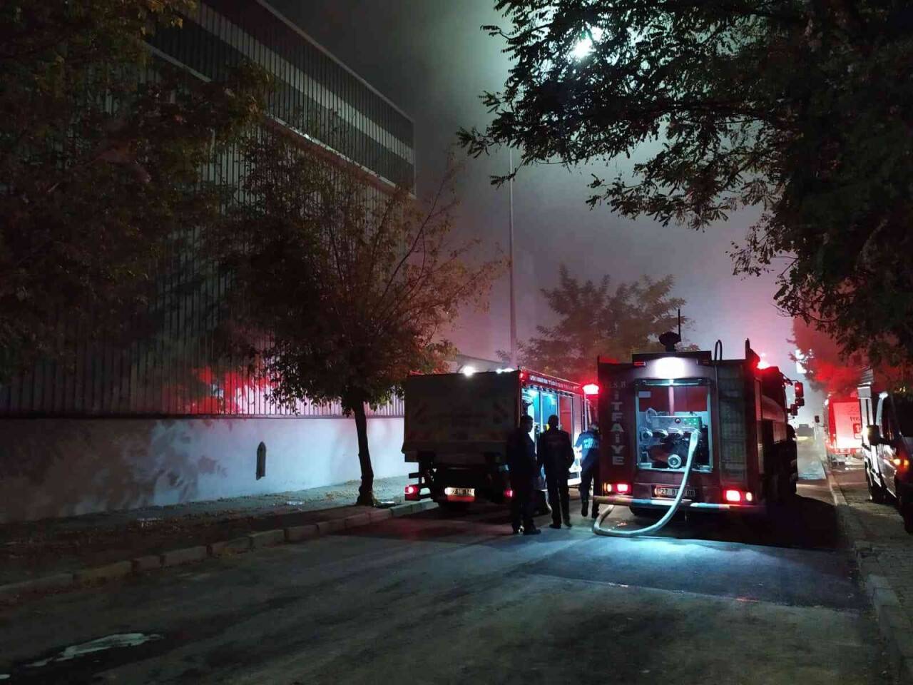 Fabrika deposunda çıkan yangın kontrol altına alındı