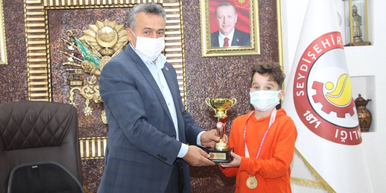 Başkan Tutal başarılı sporcusunu ödüllendirdi