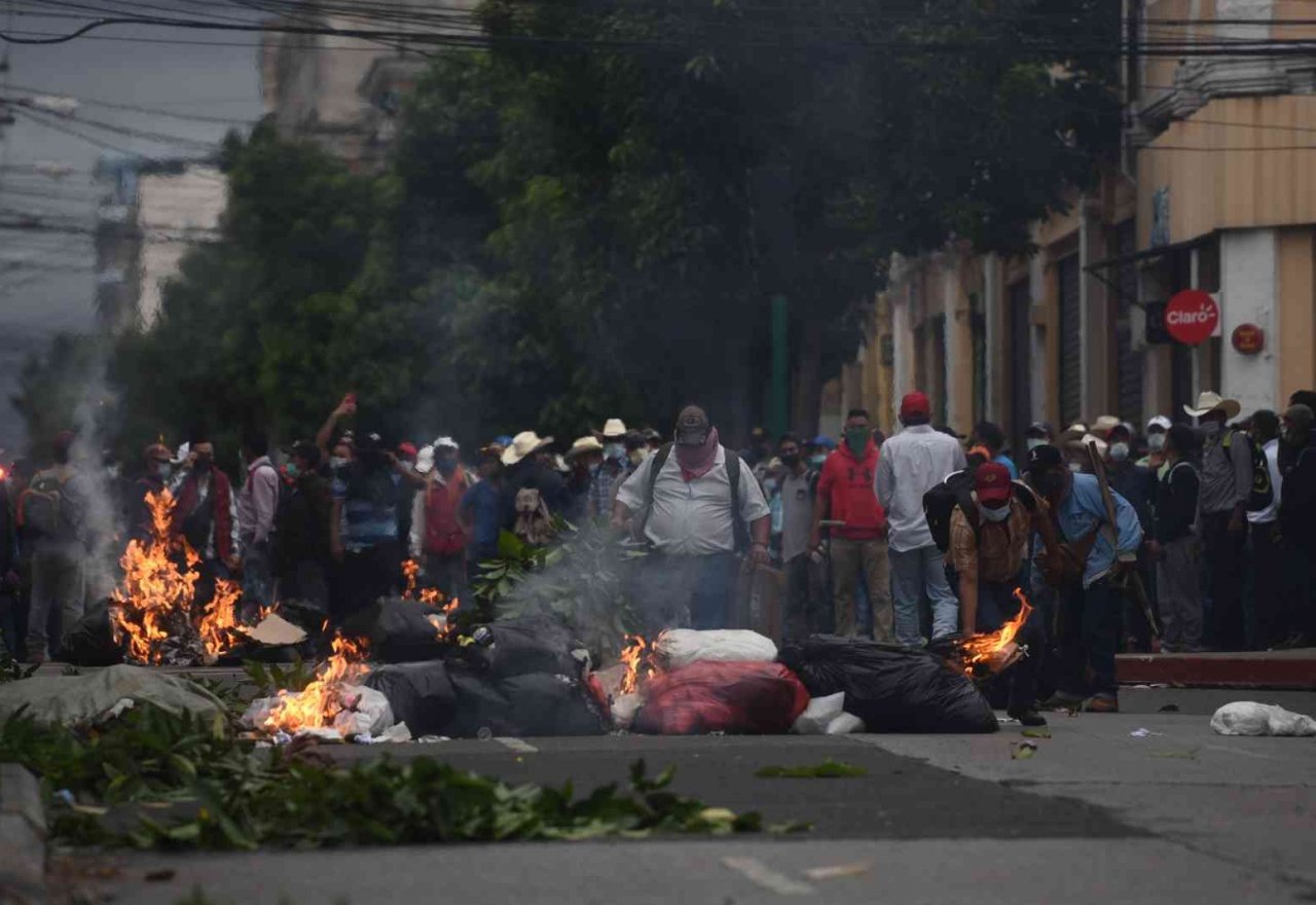 Guatemala’da isyan ! Emekli askerler kongre binasını bastı
