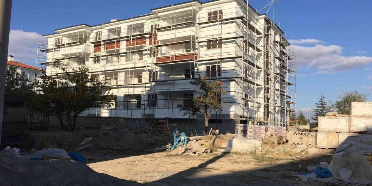 İskeleden düşen işçi hastanelik oldu