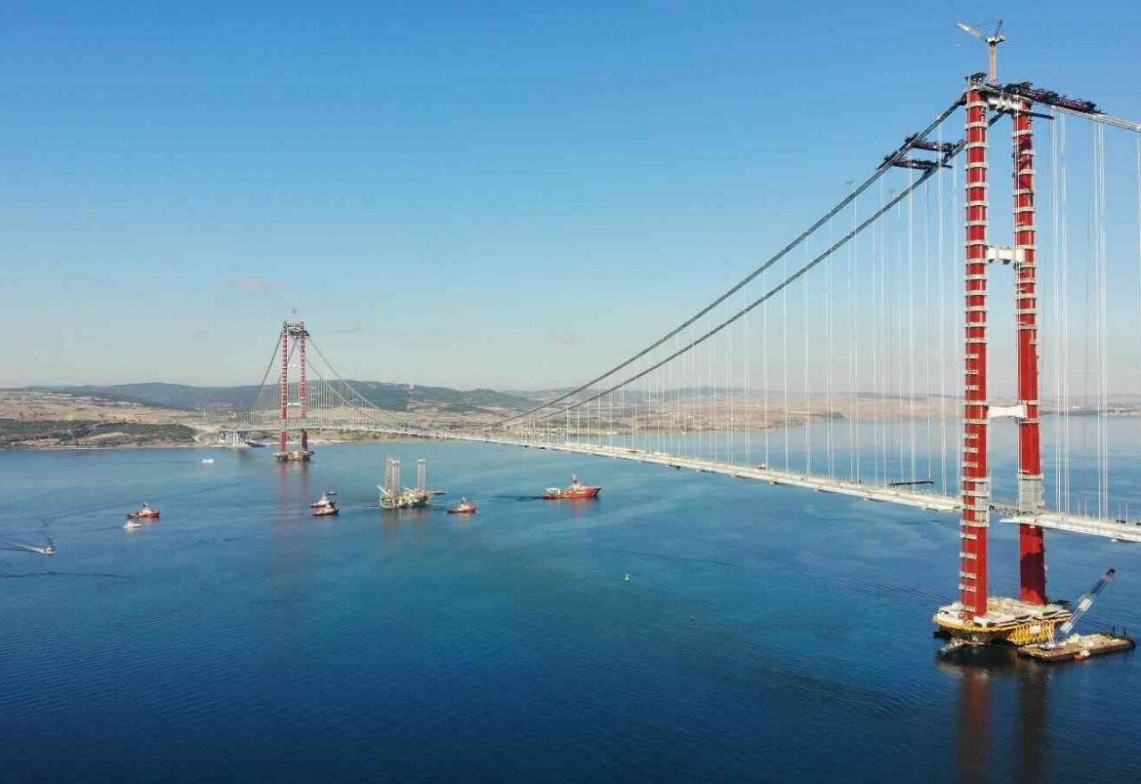 Dev platform 57 metre suya batırılarak 1915 Çanakkale Köprüsü altından geçti