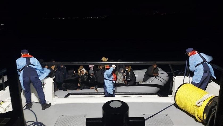 Türk kara sularına itilen 67 düzensiz göçmen kurtarıldı