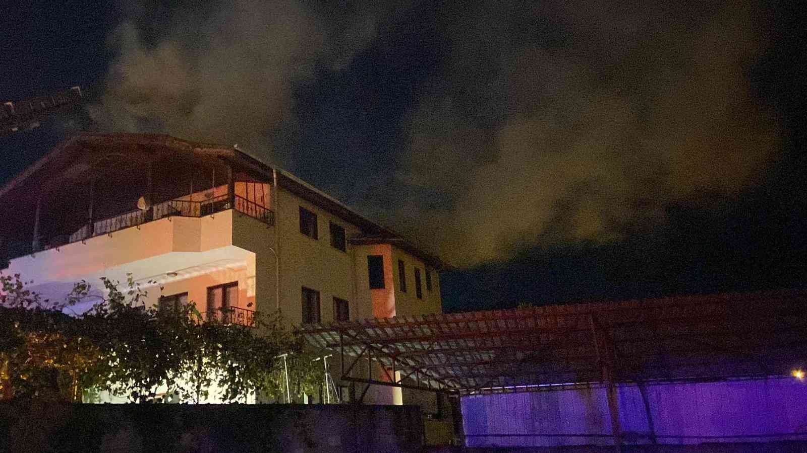 3 katlı evin teras katında korkutan yangın: Mahsur kalan adamı alevlerin arasından kurtardılar