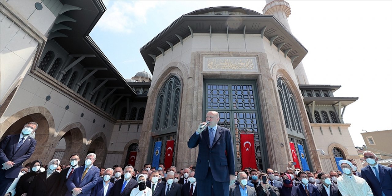 Cumhurbaşkanı Erdoğan, cuma namazını Taksim Camisi'nde kıldı