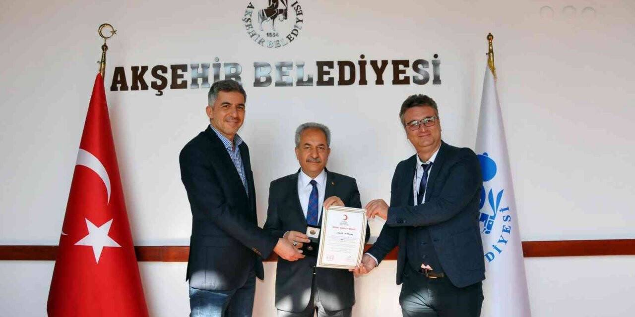 Başkan Akkaya’ya Kızılay’dan bronz madalya