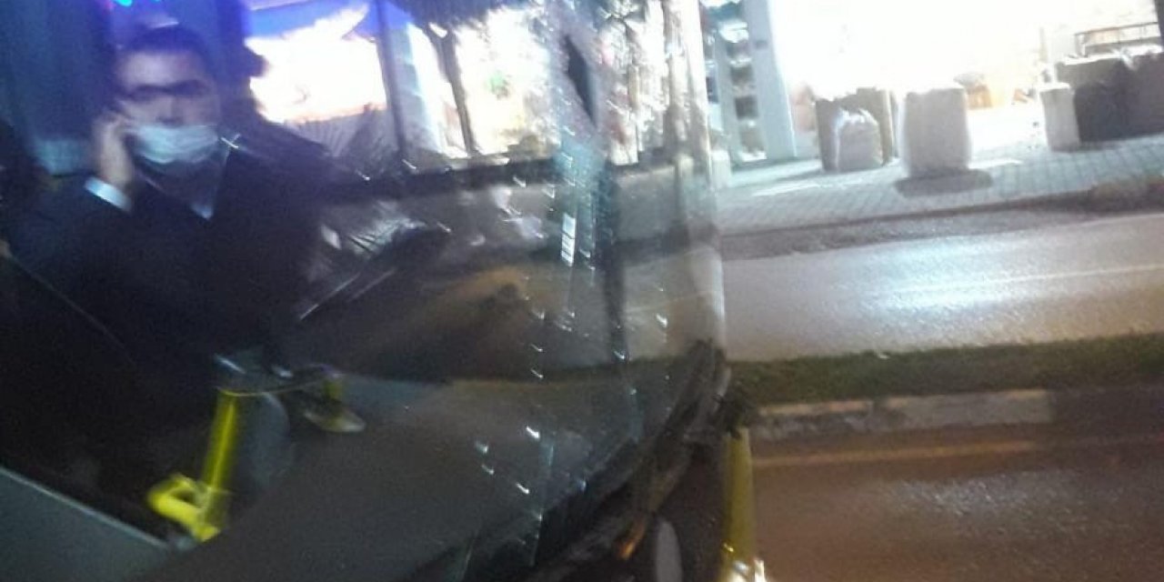 Bursa’da halk otobüsünün camını kıran bıçaklı saldırgan kameralara yansıdı