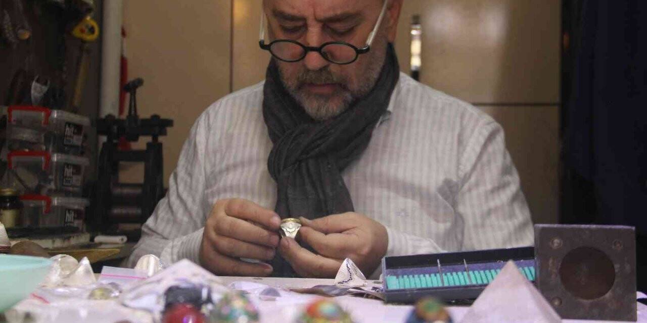 Tarihi mekanları yüzüklere işliyor