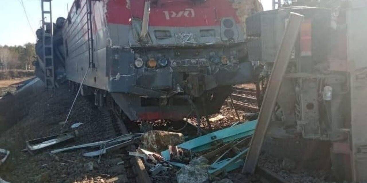 Rusya’da yük treni otomobille çarpıştı: 1 kişi öldü, 14 vagon raydan çıktı
