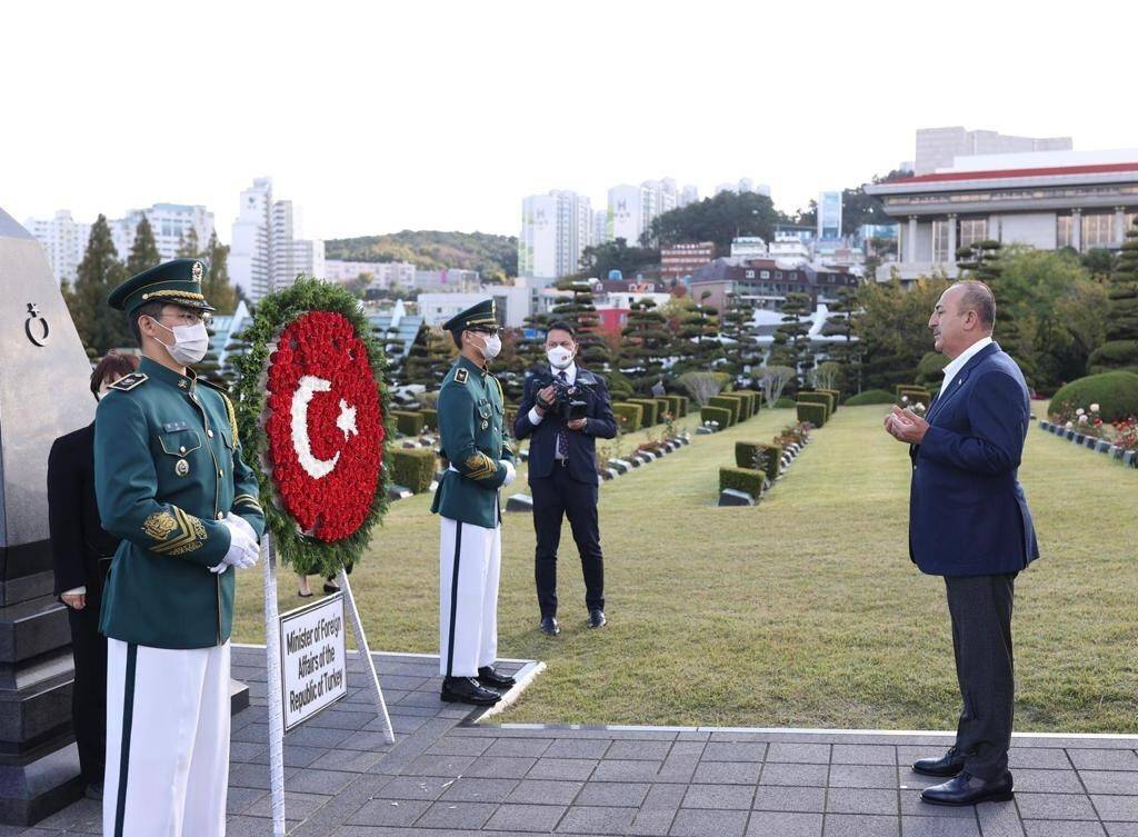 Bakan Çavuşoğlu’ndan BM Anıt Mezarlığı’na ziyaret