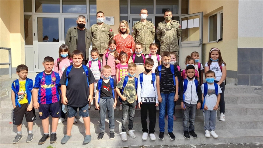 Mehmetçik'ten Kosova'daki öğrencilere kırtasiye yardımı