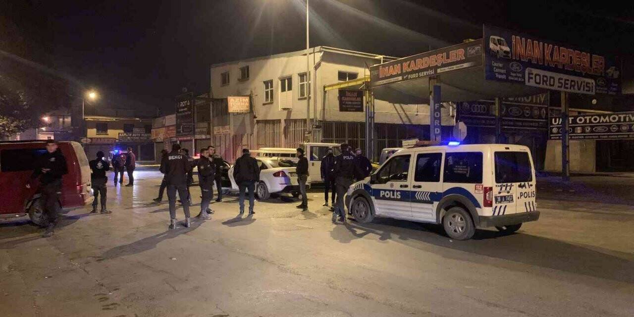 Ekiplerden kaçan otomobilde el bombası çıktı