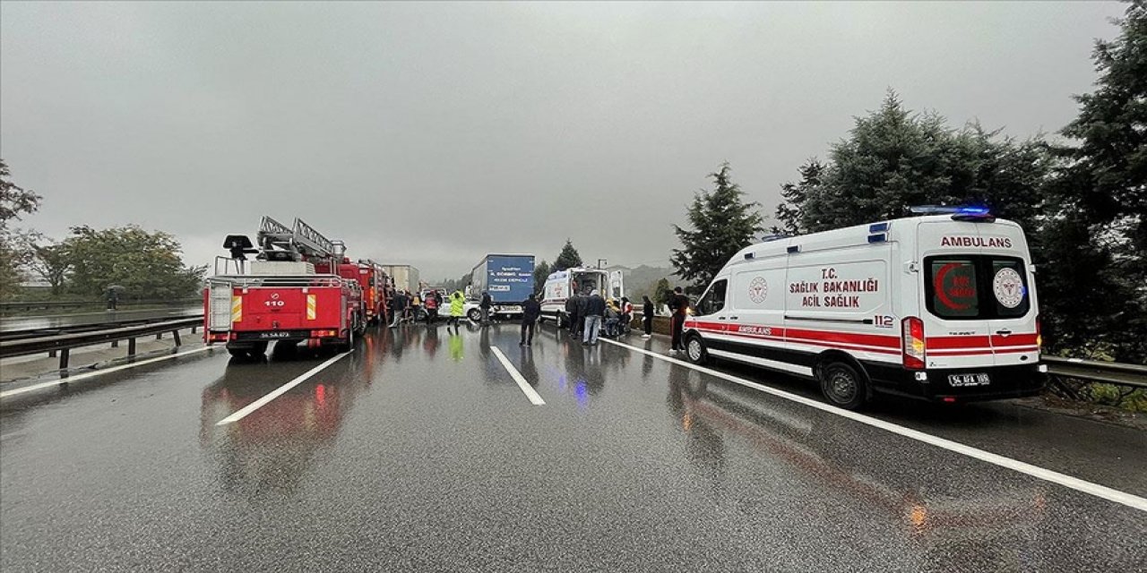 Anadolu Otoyolu'nda 23 aracın karıştığı zincirleme kazada 17 kişi yaralandı