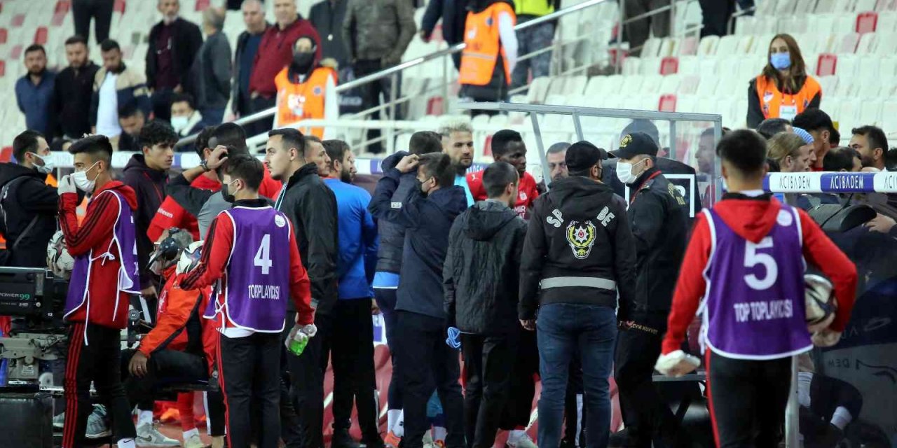 Sivasspor-Adana Demirspor maçı bitti tünelde tartışma çıktı