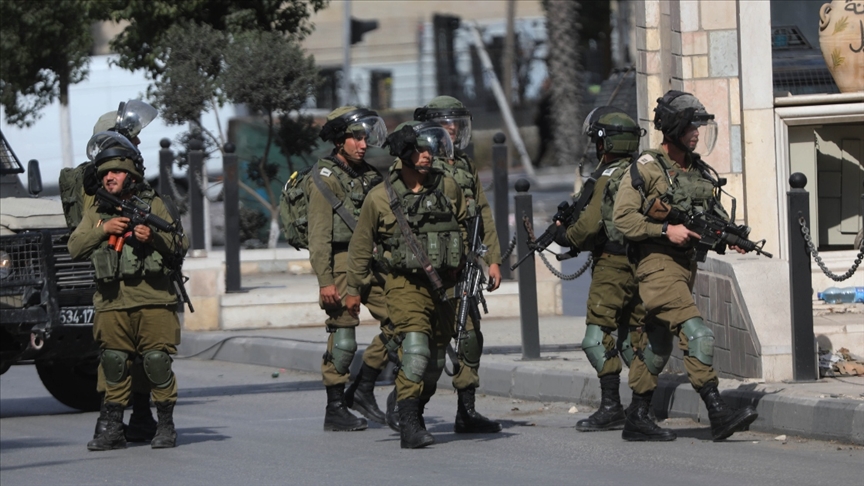 İsrail güçleri ikisi çocuk 13 Filistinliyi gözaltına aldı
