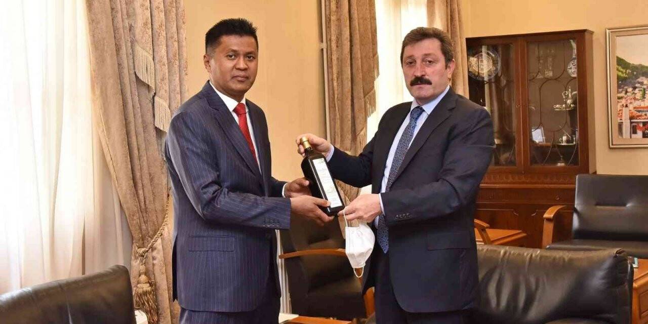 Sri Lanka Ankara Büyükelçisi Vali Orhan Tavlı’yı ziyaret etti