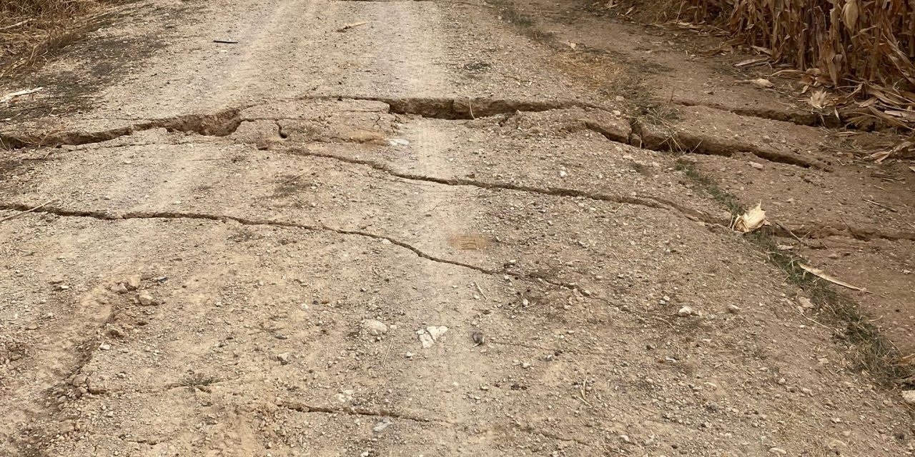 Karaman'da tarla yolunda yüzey yarıkları oluştu