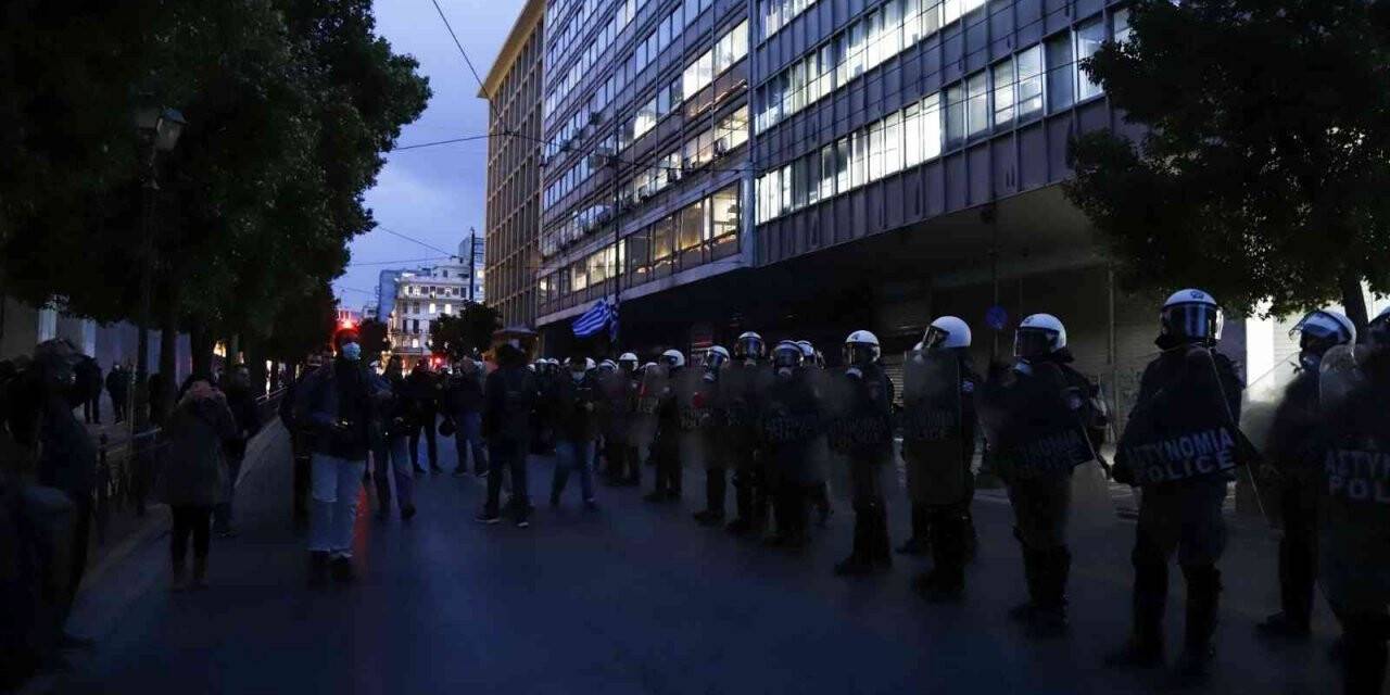 Yunanistan’da polis şiddetine karşı halk sokaklara döküldü