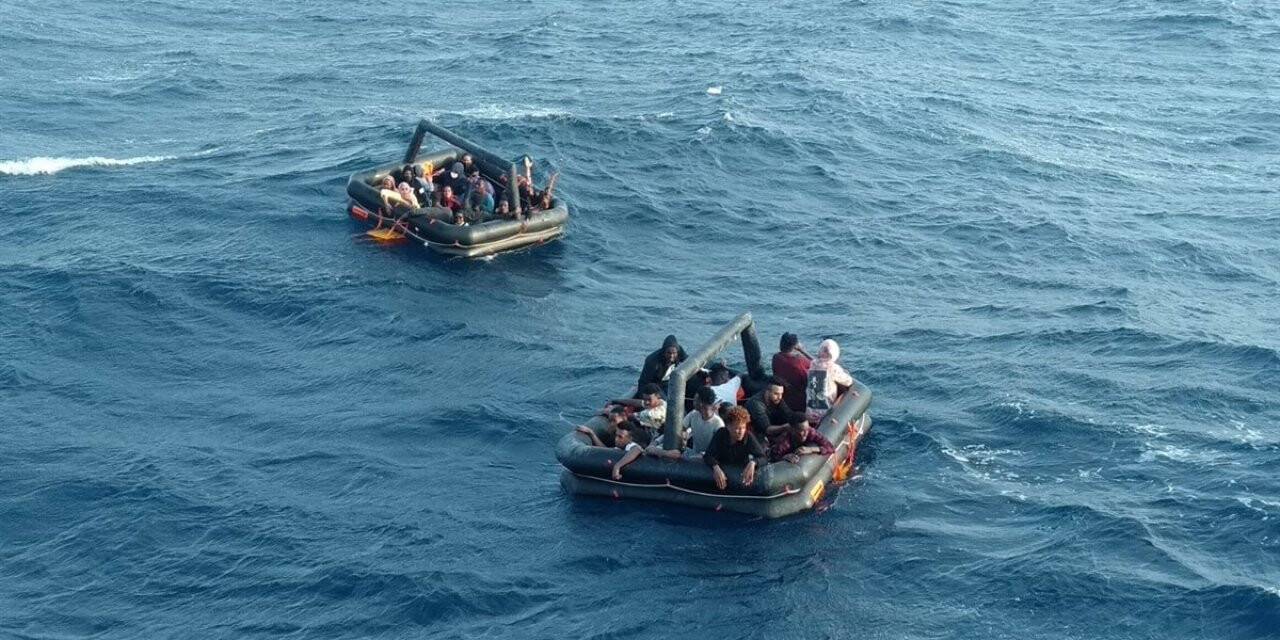 İzmir açıklarında 55 düzensiz göçmen kurtarıldı
