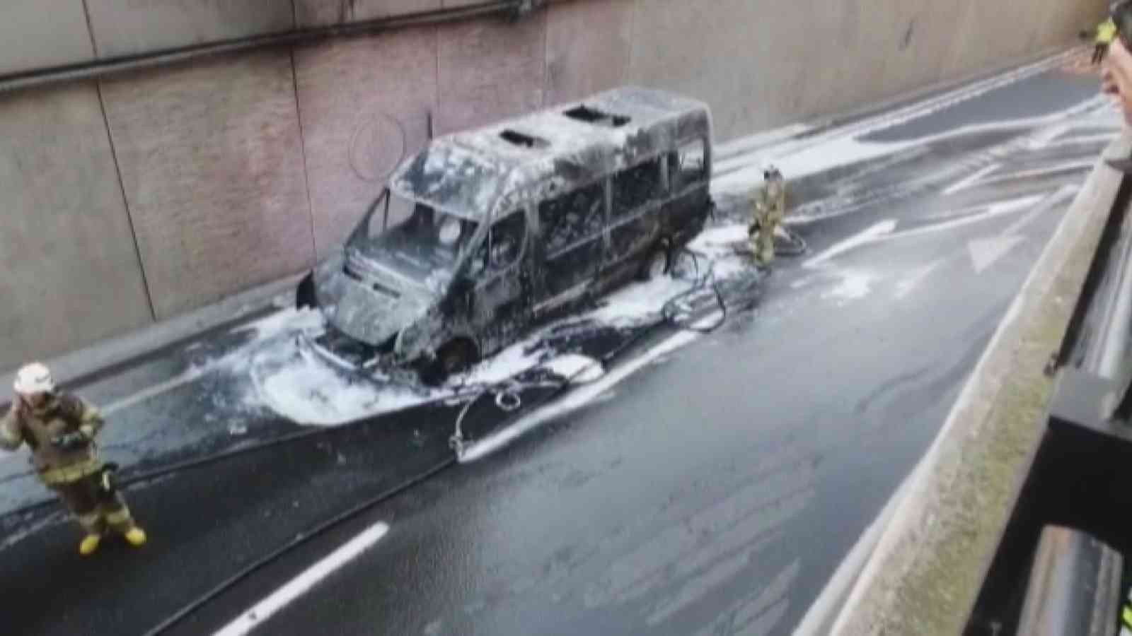 Servis minibüsü alev alev yandı