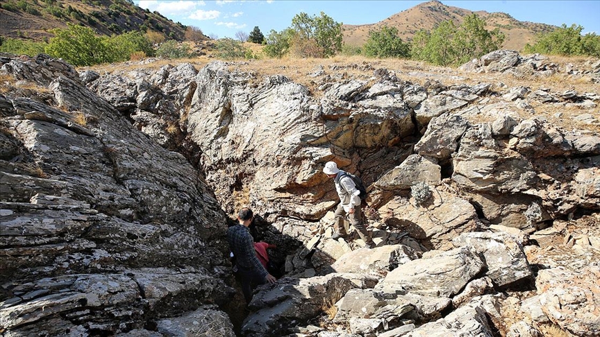 Dev yarıklar binlerce yıl önceki depremin izlerini taşıyor