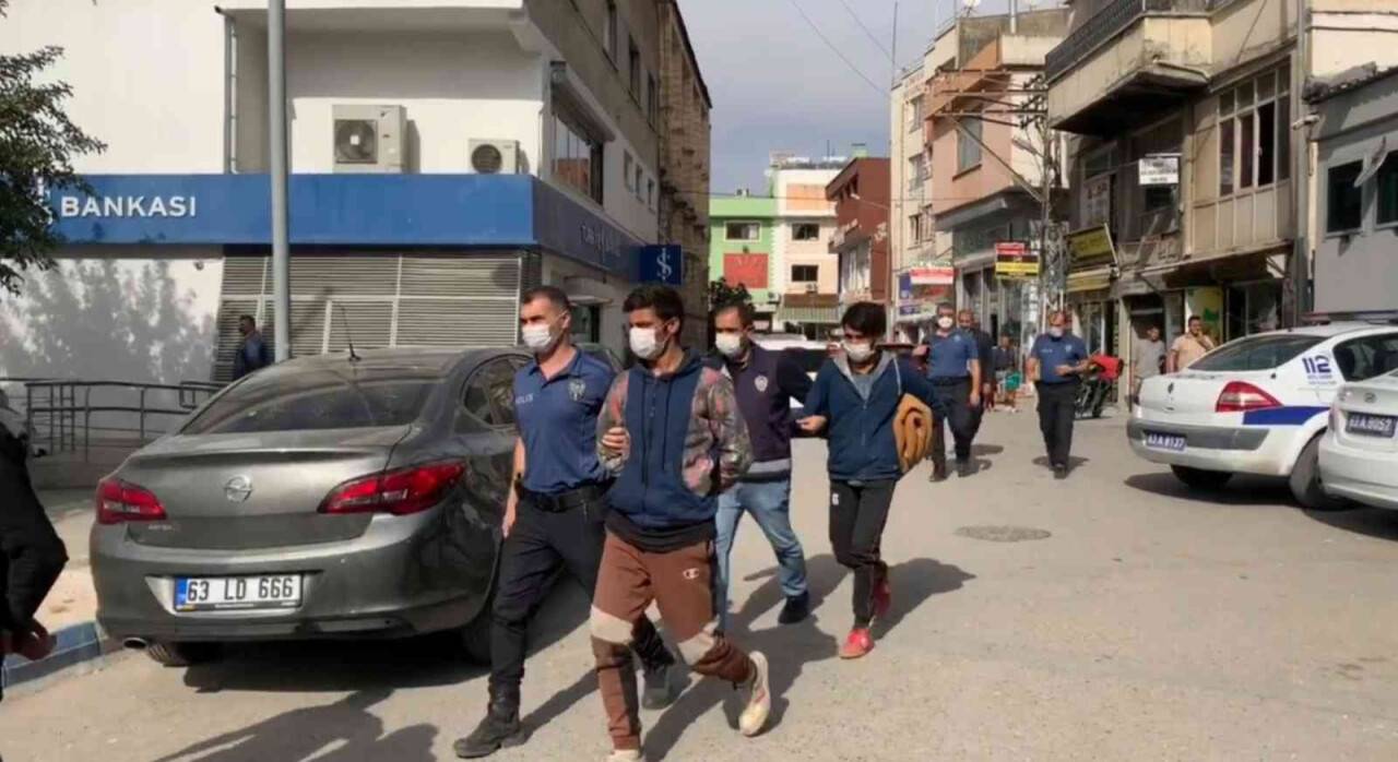 Çöp yığınları arasına saklanan 16 düzensiz göçmen yakalandı