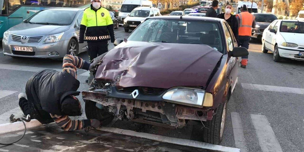 Kırmızı ışıkta bekleyen otomobile arkadan çarptı; 3 kişi yaralandı
