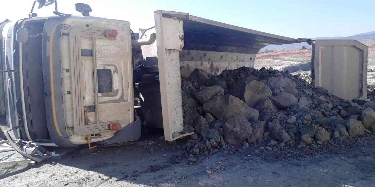 Hisarcık’ta hafriyat kamyonu devrildi: 1 ölü