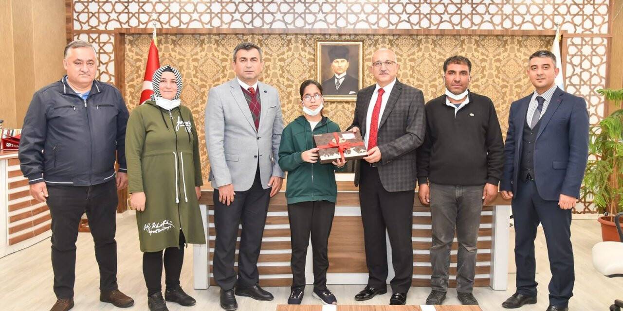 Büyük, şampiyon yüzücüyü ağırladı