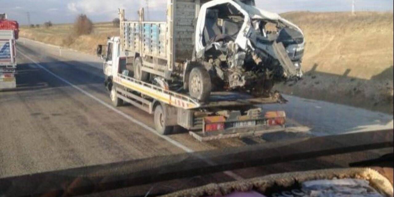 Haymana’da kamyonet ile tır çarpıştı: 2 ölü, 2 yaralı
