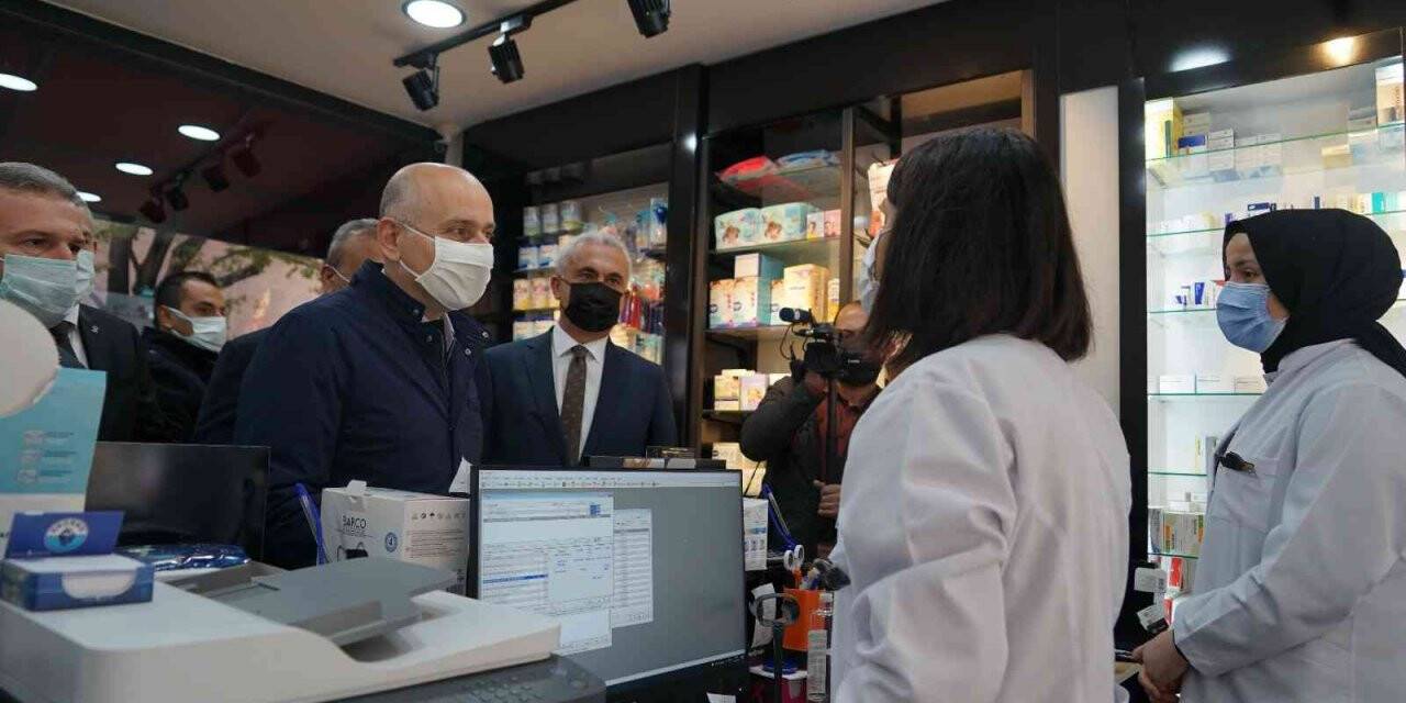 Bakan Karaismailoğlu, sel bölgesinde vatandaşlarla buluştu