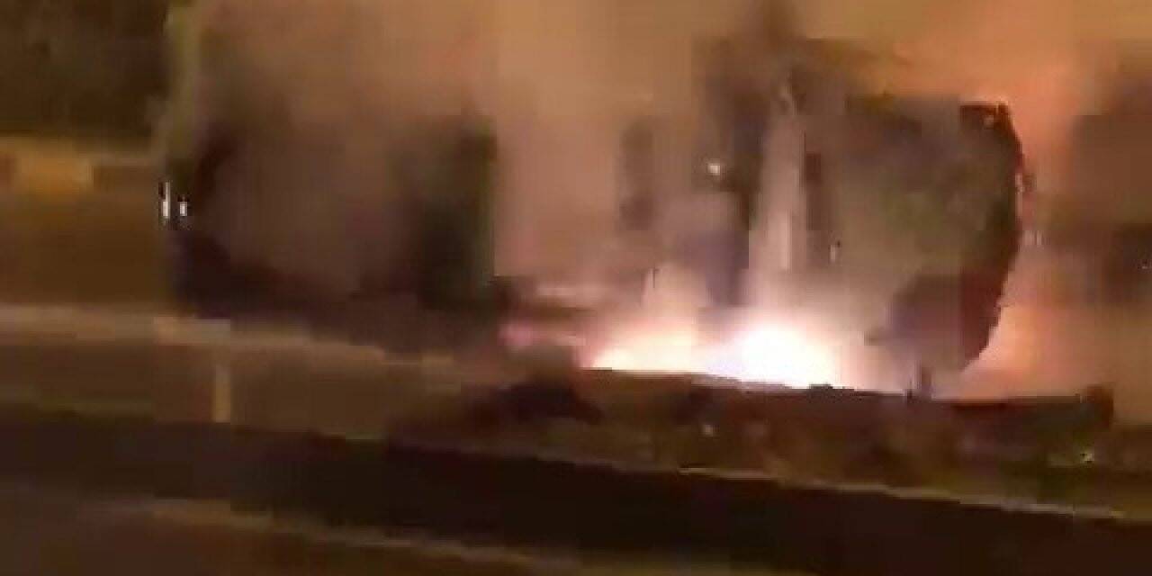 Kaza yaparak alev alan otomobildeki 2 kişi saniyelerle kurtuldu