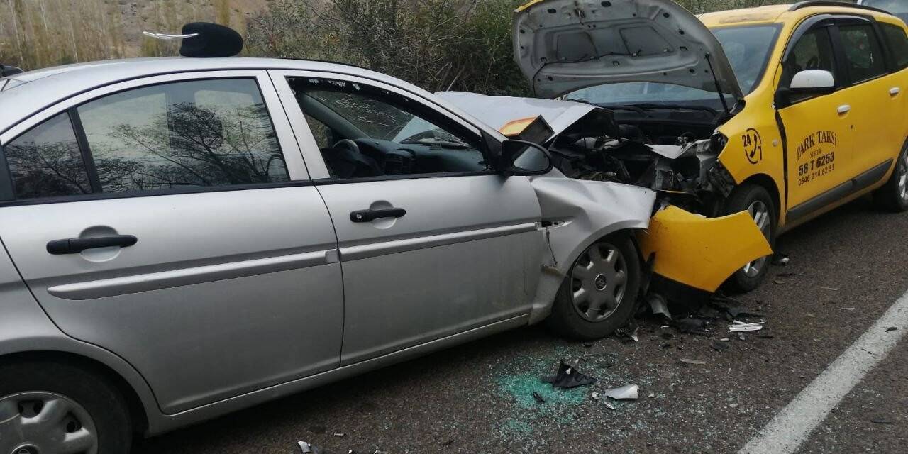 Otomobiller çarpıştı: 1 ölü, 3 yaralı