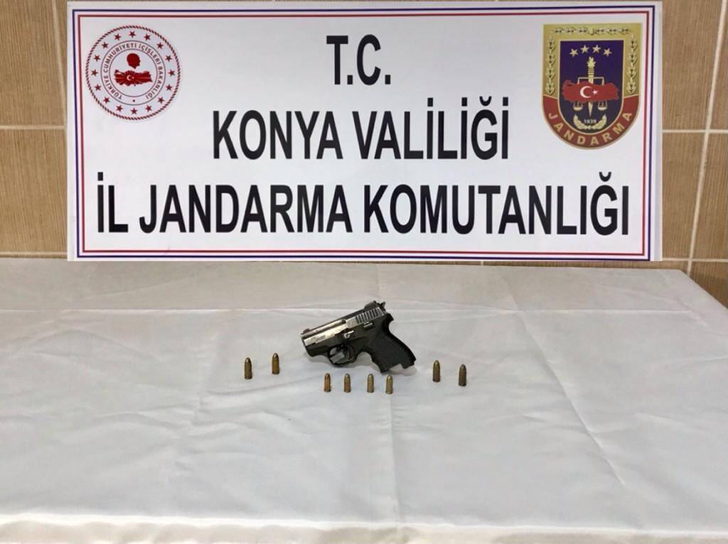 Jandarmanın yol kontrolünde seri numarasız tabanca ele geçirildi