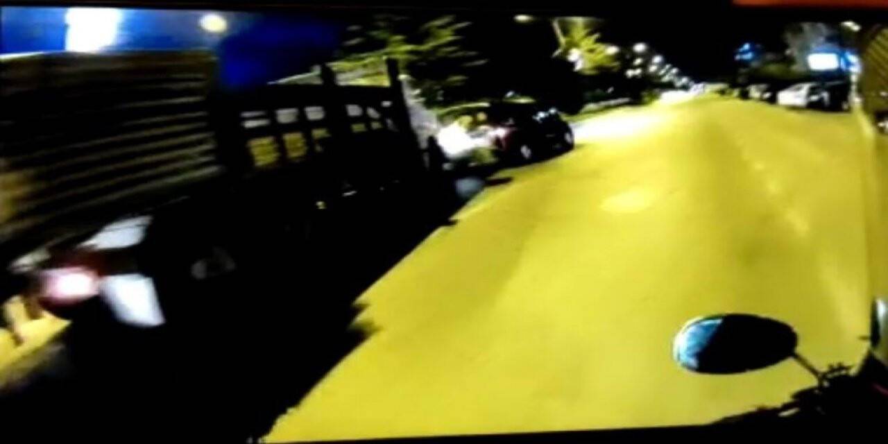 Kamyonun ticari araca arkadan çarpma anı kask kamerasında